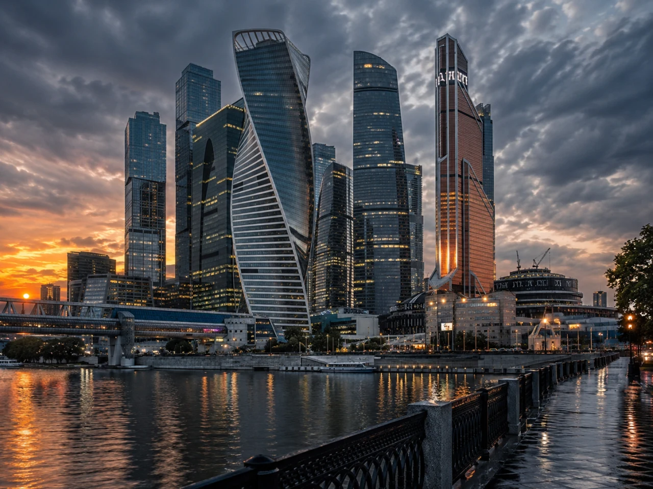 Москва-Сити на закате, вид с набережной